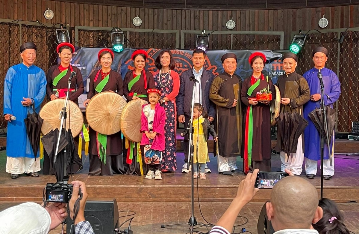 Quảng bá văn hóa Việt Nam tới cộng đồng các dân tộc tại Séc trong Lễ hội Hành tinh màu. (Nguồn ảnh: vov.vn)